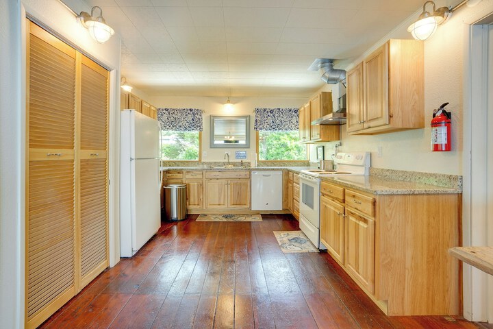 Waterfront Coos Bay Retreat w / Kayaks!