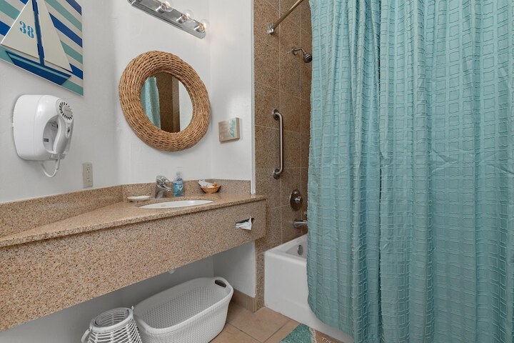 Beach House Inn & Suites