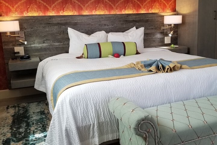 Room 11 of 28