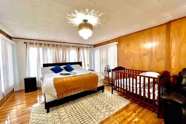 5 bedroom House King Beds 1 Bath 20 Min to Falls
