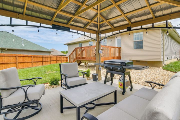 Pool Access Grill & Gazebo: Ozark Getaway!