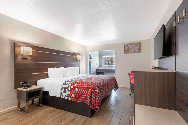 Econo Lodge Inn & Suites Near Lackland AFB