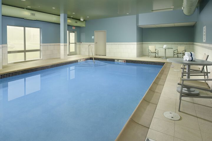Holiday Inn Express & Suites Altoona by IHG