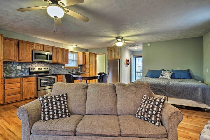 Stockton Lake Escape w / Kitchen Half Mile to Lake