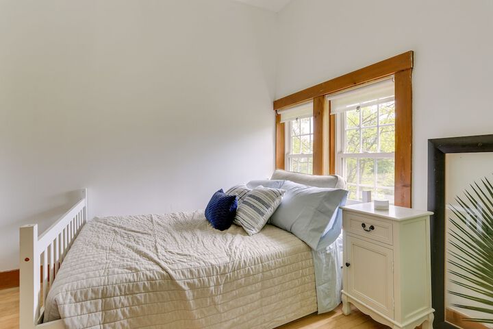 Quaint Goshen Apartment w / Patio!