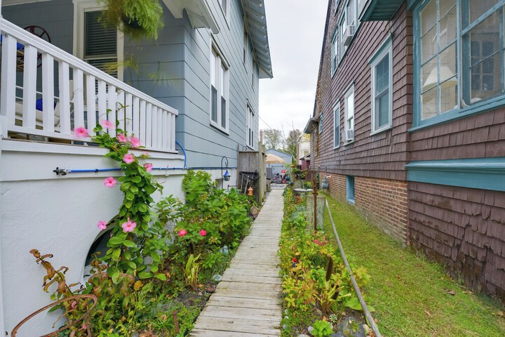 Cozy Ventnor Getaway: Walk to Public Beach!