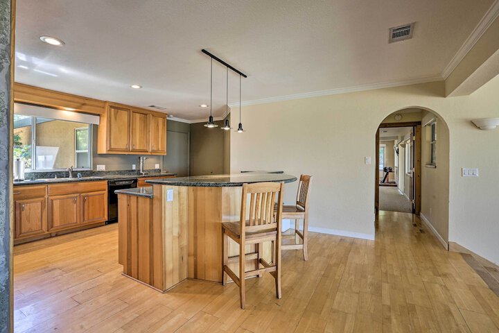 Luxe Auburn Hideaway w / Tennis Court & Views!