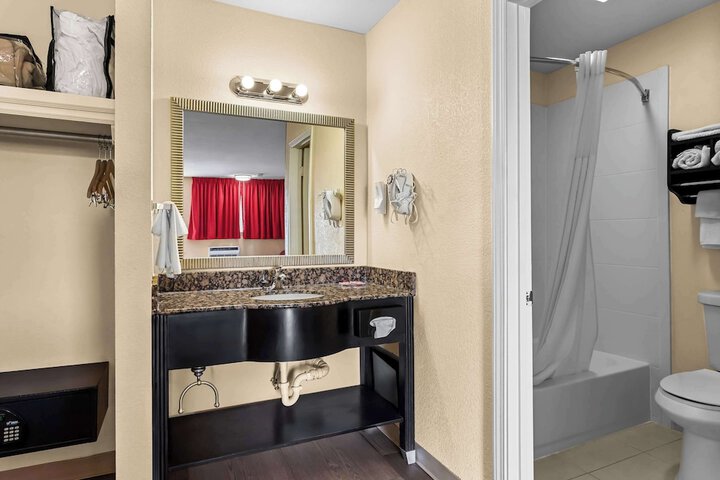 Econo Lodge Inn & Suites Santa Rosa