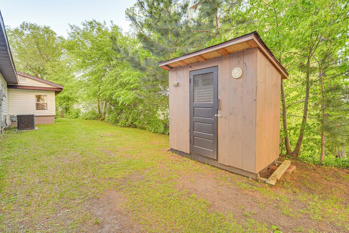 Lakefront Family Retreat w / Private Dock!
