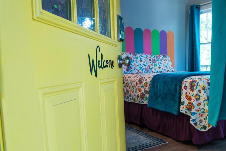 The Bluebird Cottage Style Cabin with Hot Tub near Turner Falls and Casinos