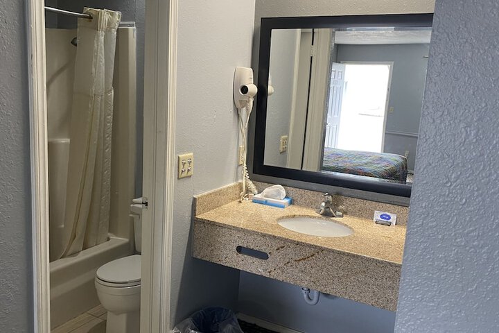Room 7 of 12