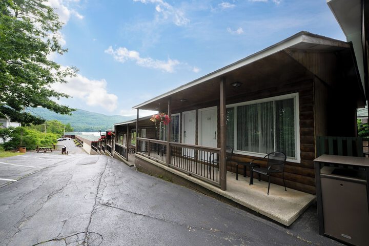 Scottys Lakeside Resort
