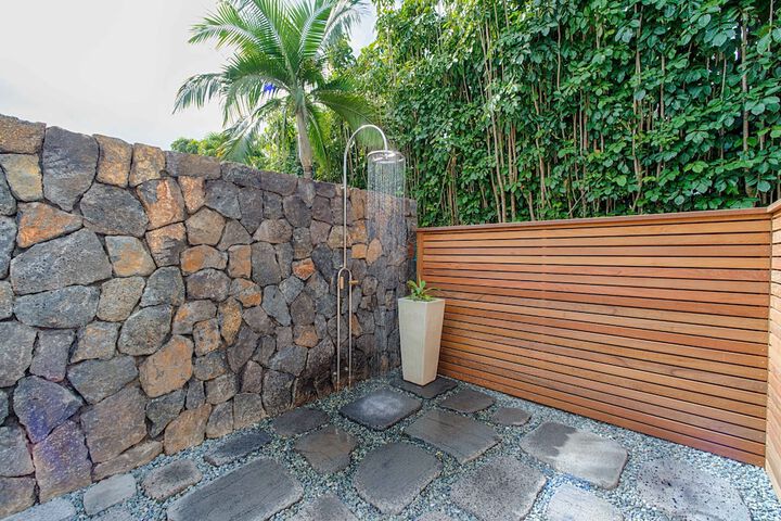Hanalei Beachfront 3 Bedroom Home by RedAwning