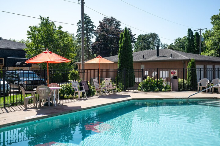 The Overbrook 2BR Pet-friendly Condo Lake Geneva