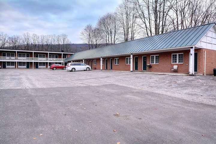 Colonial Motel