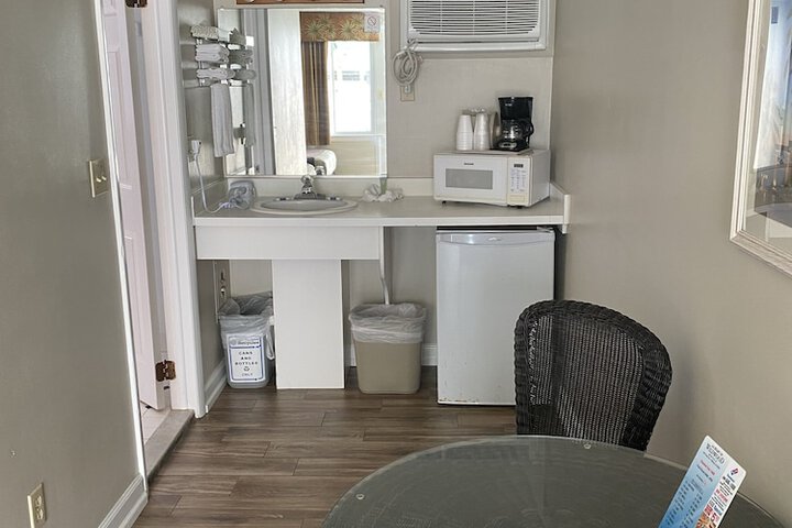 Room 6 of 16