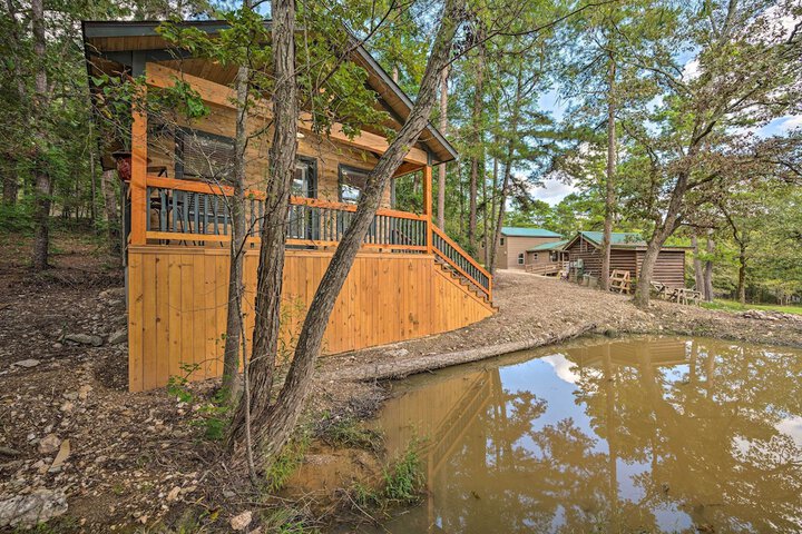 Romantic Broken Bow Cabin w / Jacuzzi & Fire Pit!