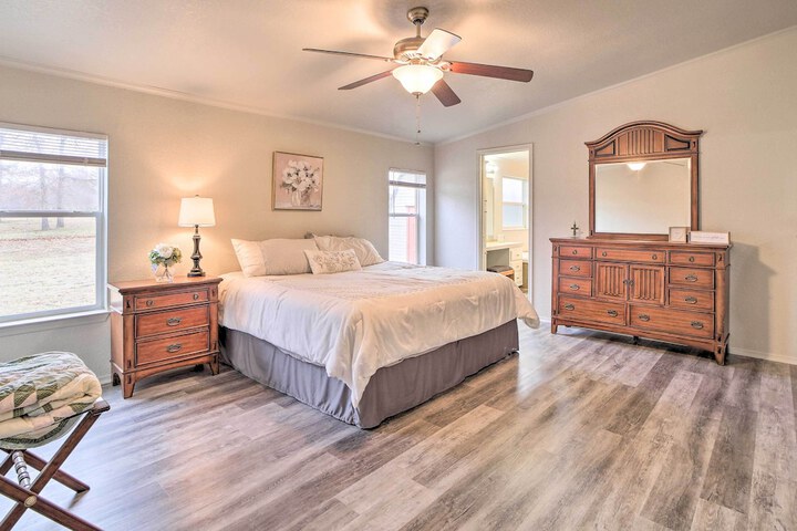 Eufaula Escape w / Deck - Steps to Lake!