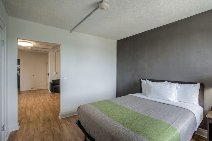 Room 27 of 64