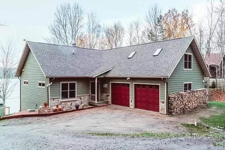 Crescent Lakehouse - Surf Ski and Serenity