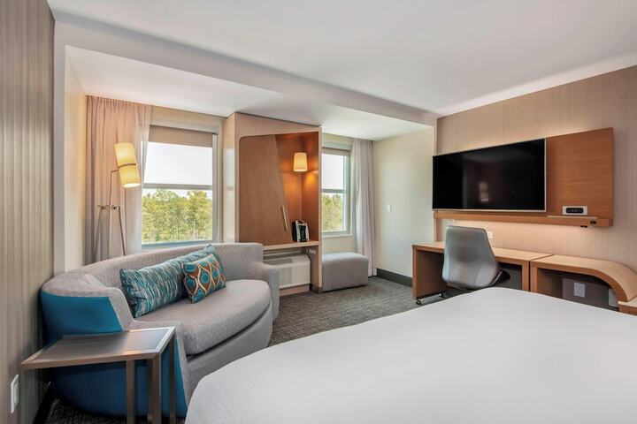 Courtyard by Marriott Raleigh Cary / Parkside Town Commons