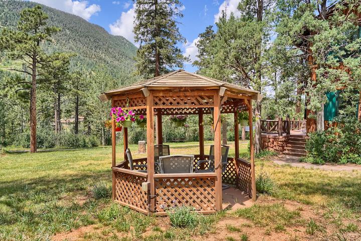 Rocky Mountain Lodge