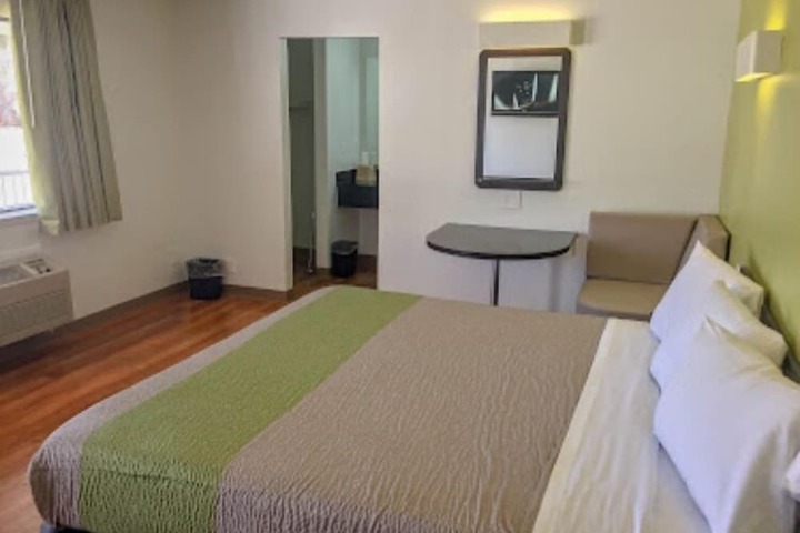 Room 8 of 9
