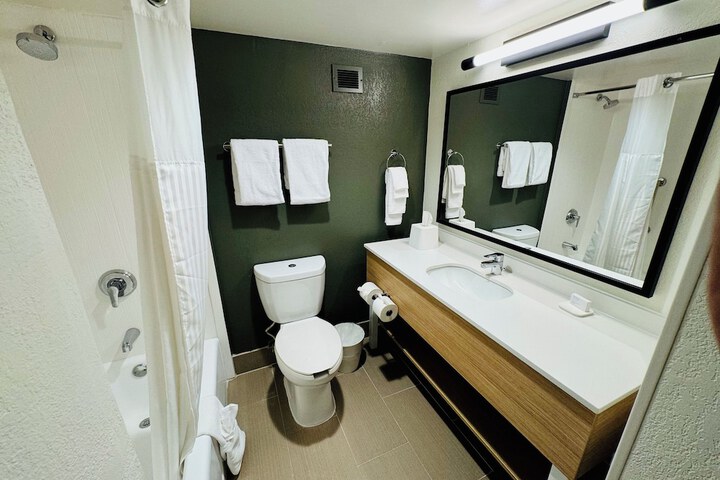 Room 6 of 13
