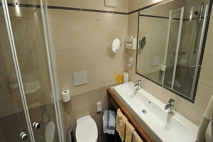 Room 150 of 246