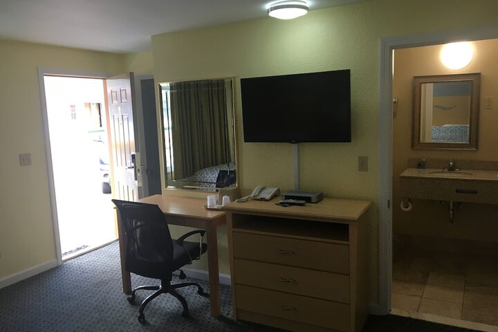 Chisholms Motor Inn