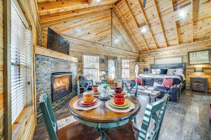 Hot Tub & Fire Pit: Cozy Cabin in Broken Bow!