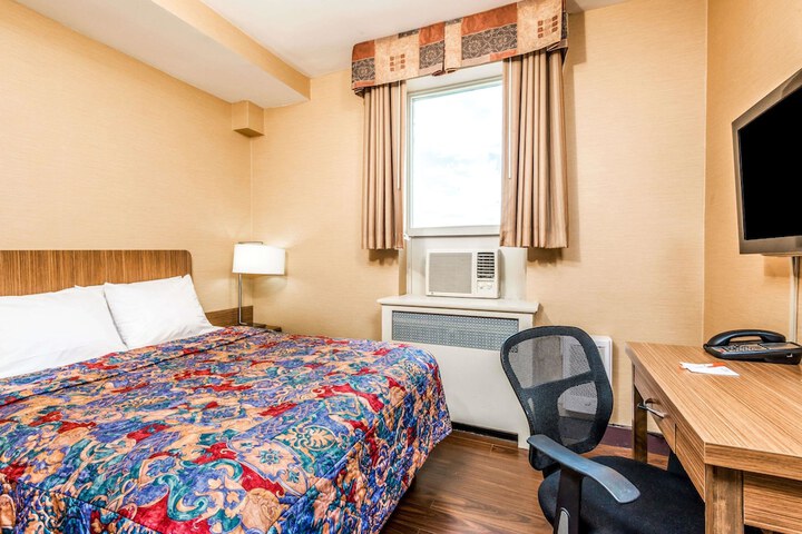 Room 9 of 18