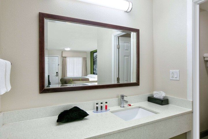 Super 8 by Wyndham Palestine