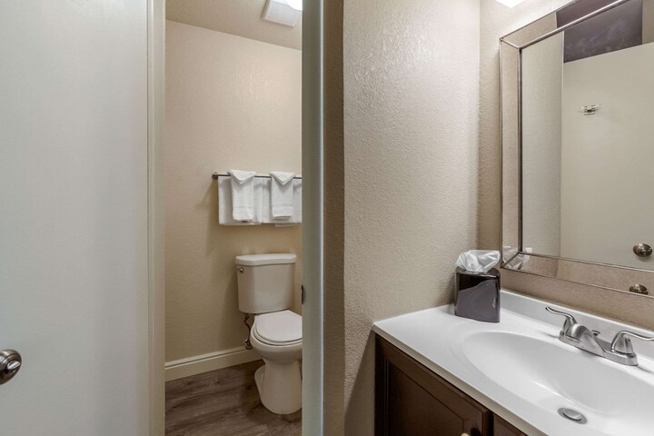 Rodeway Inn & Suites Ontario