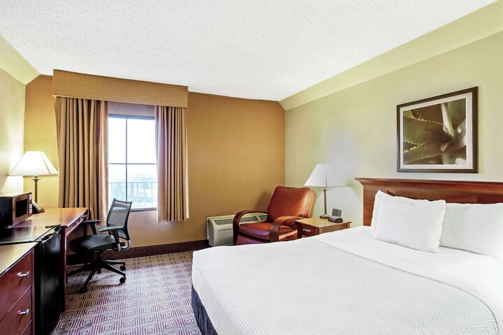 La Quinta Inn & Suites by Wyndham Stamford / New York City
