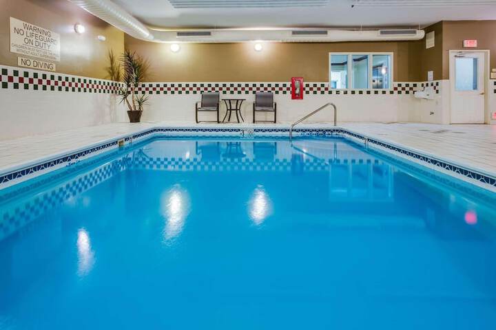 Country Inn & Suites by Radisson Gurnee, IL