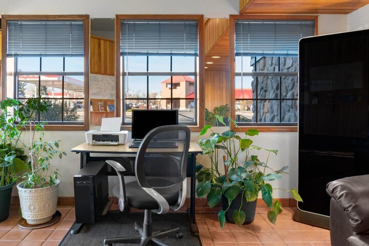 Business Center 31 of 32