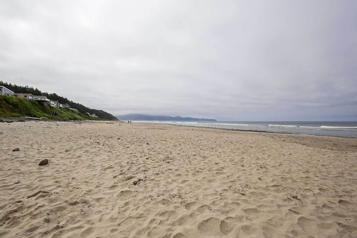 Exquisite Oceanside House w / Pacific Views & Deck!