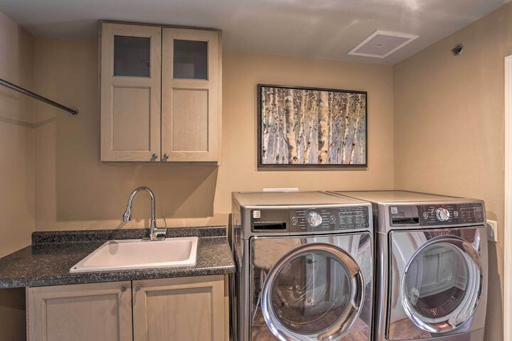 Main Street Strugis Apt w / High-end Features