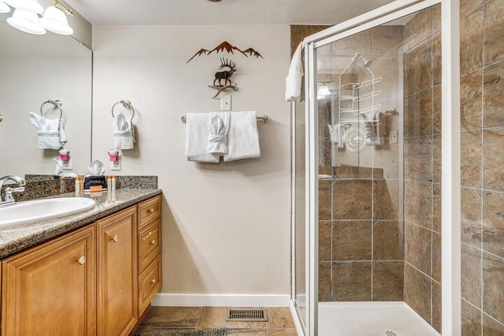 Hot Tub Relaxation: Luxe Summit Gem w / Mtn Views