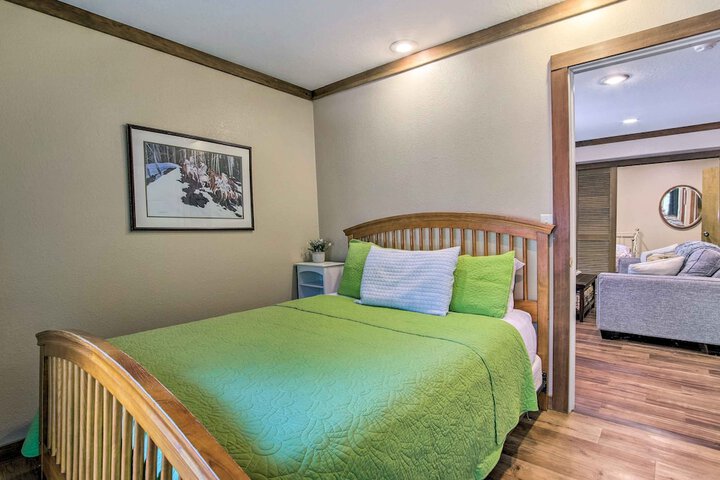 Coos Bay Cottage w / Fireplace & BBQ Patio!