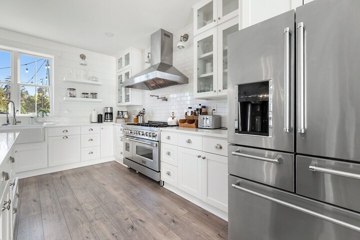 Serene 5BR Farmhouse Retreat Shoreline