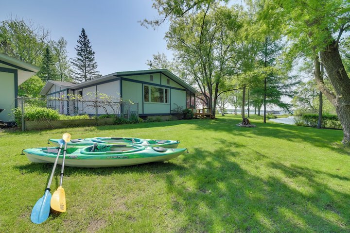 Home Rental on Detroit Lake: Dock Game Room!