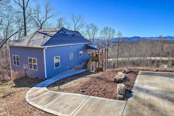 Charming Retreat w / Mtn Views: Walkable Location!