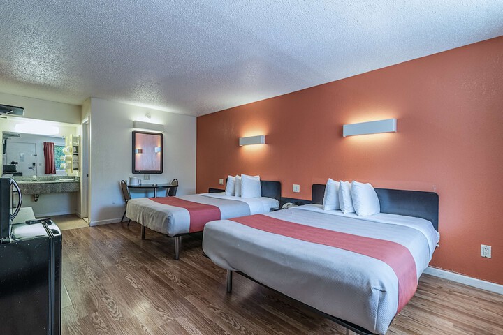 Room 32 of 49