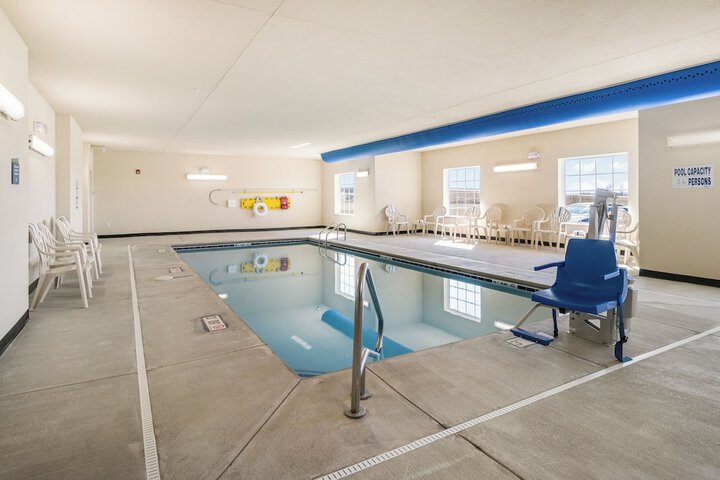 Cobblestone Hotel & Suites - Newport