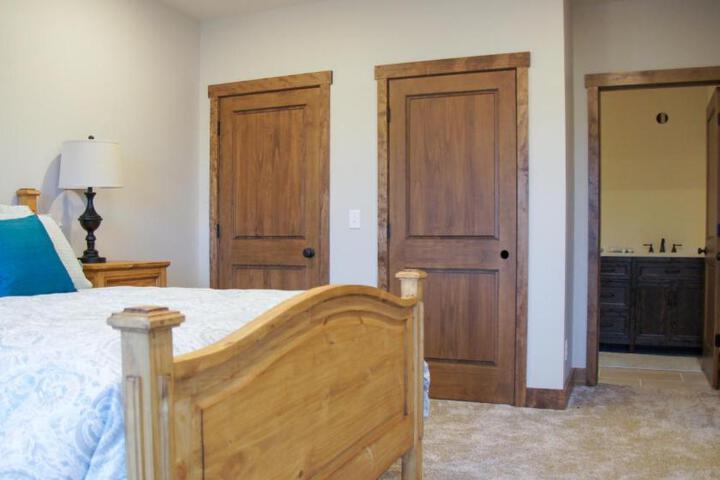 Lakefront Home 4 Bedroom 4 Bath Sleeps 12