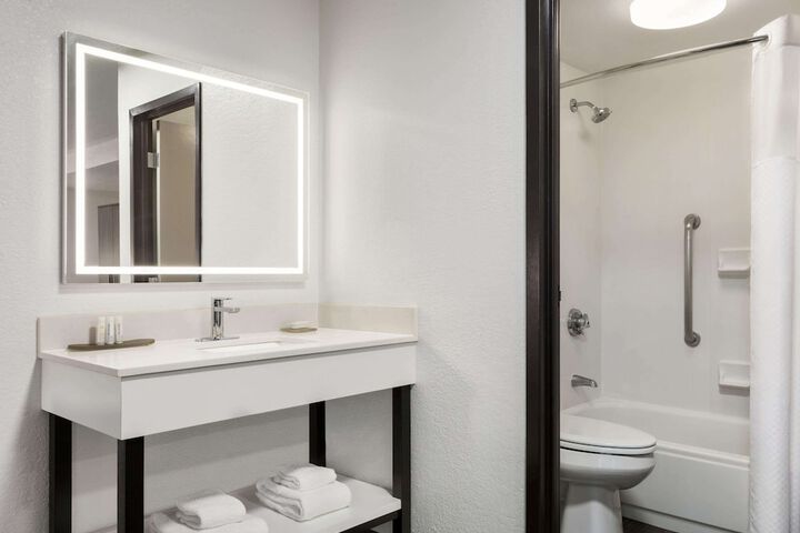 La Quinta Inn & Suites by Wyndham Cleveland Airport West