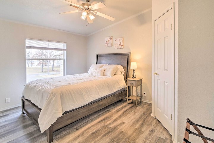 Eufaula Escape w / Deck - Steps to Lake!