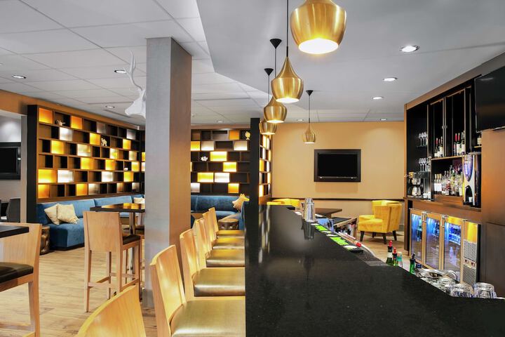 Lounge 76 of 78